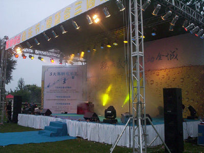 北京豐臺舞臺設備一站式解決方案 燈光音響、背景投影儀租賃與演藝吧設備租售